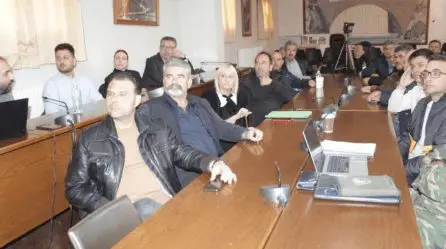Φωτογραφία από την αίθουσα συνεδριάσεων του Δημαρχείου Πύλης κατά τη διάρκεια της παρουσίασης των επικαιροποιημένων Σχεδίων Αντιμετώπισης Εκτάκτων Αναγκών. Διακρίνονται ορισμένοι από τους συμμετέχοντες.
