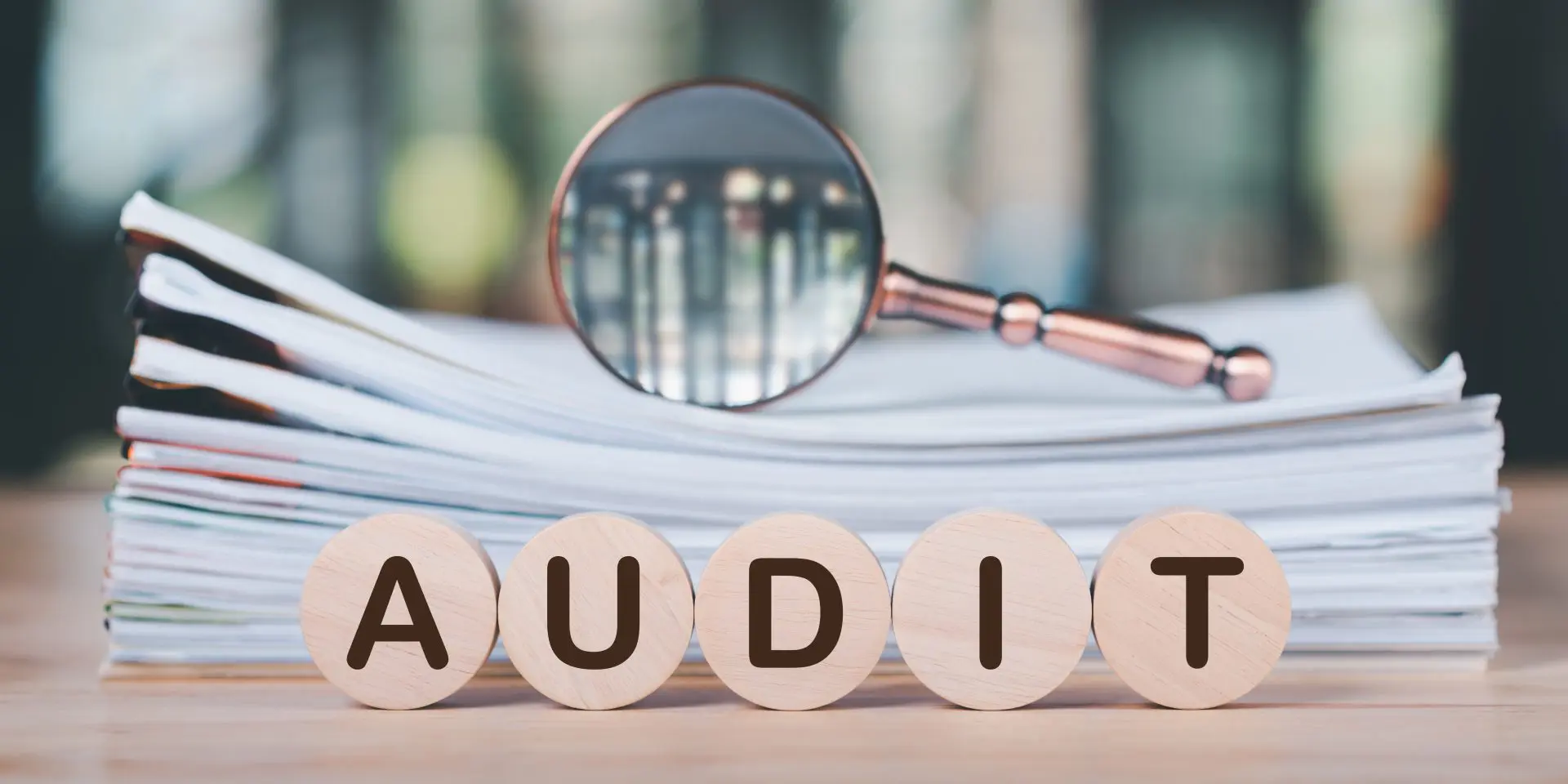 Ξύλινα γράμματα που αναγράφουν audit